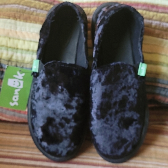 Sanuk Donna Cruz Black Crushed Velvet Slip on. Size 5 - Picture 2 of 9